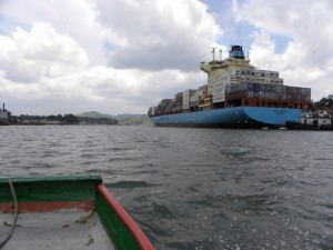 Cargo traversant le canal de Panama  